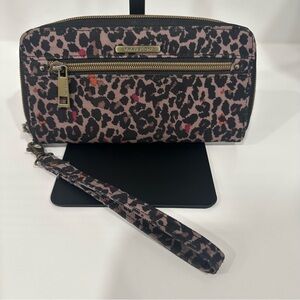 Travelon RFID Blocking Leopard Print Zip Around Wristlet Wallet SafeID